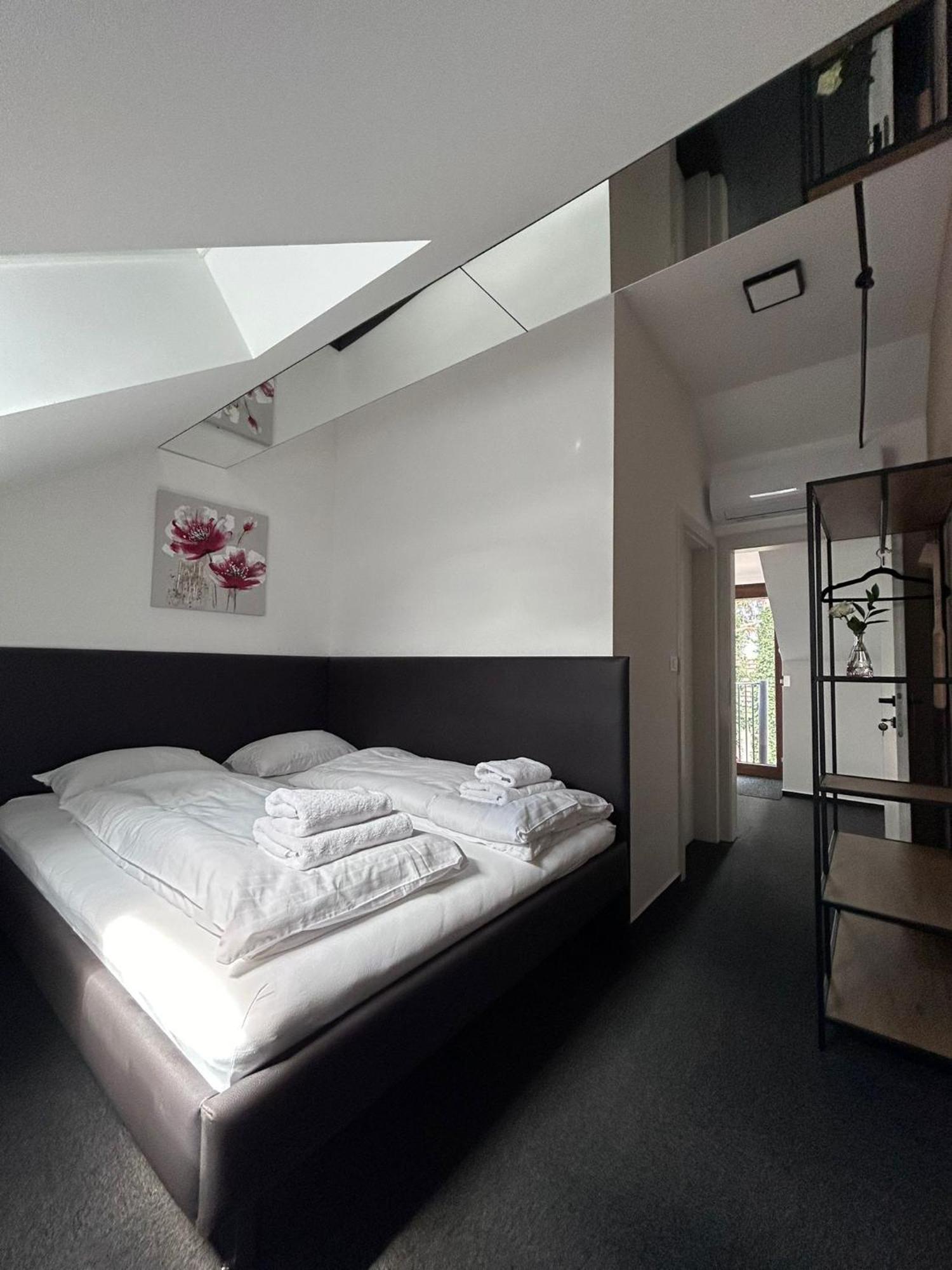 Golden Golem Hotel & Spa Prague Exterior photo